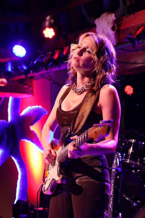 Ana Popovic &middot; Mühle Hunziken