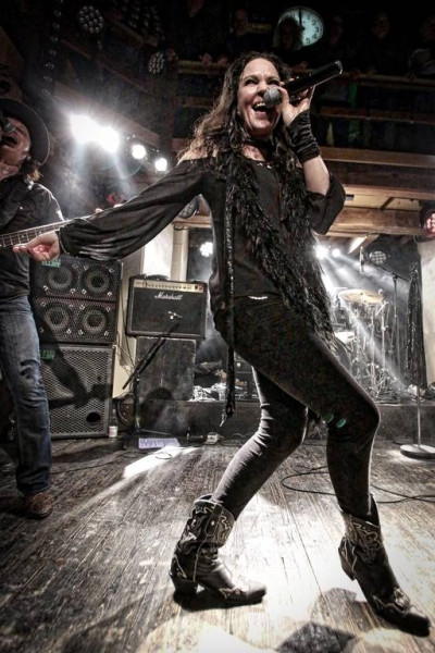 Stacie Collins / Support: Cricklewood &middot; Mühle Hunziken