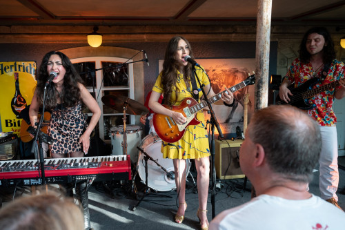 Kitty, Daisy & Lewis &middot; Mühle Hunziken